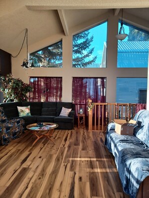 Smart TV, DVD player, books, video library - Located on Eagle Lake's north shore in Lassen County. (Susanville)