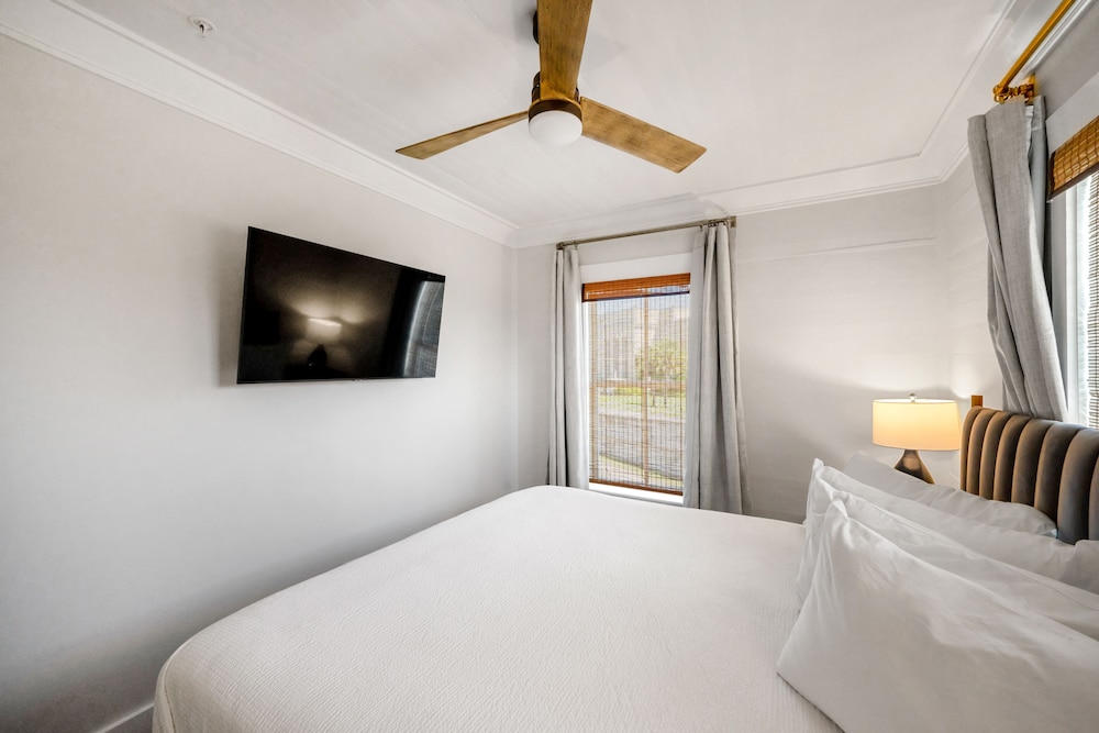 Steps to Battery Park and Water Front, King Bedroom, Newly Renovated