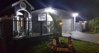Evertonbnb 22 - Relaxing 2-Bedroom Villa with Pool