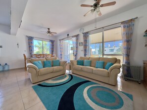 TV, computer monitors - Unwind in this Spacious Penthouse with Breathtaking Views & large communal pool (Paphos)