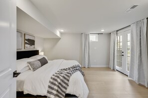 4 bedrooms, iron/ironing board, WiFi, bed sheets