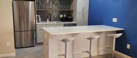 Fridge, microwave, stovetop, dishwasher