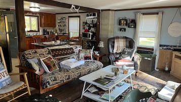 Smart-TV, DVD-Player, BĂŒcher, Videothek