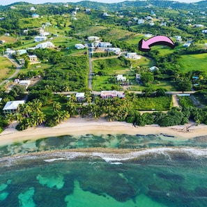Tæt på stranden, liggestole, badehåndklæder