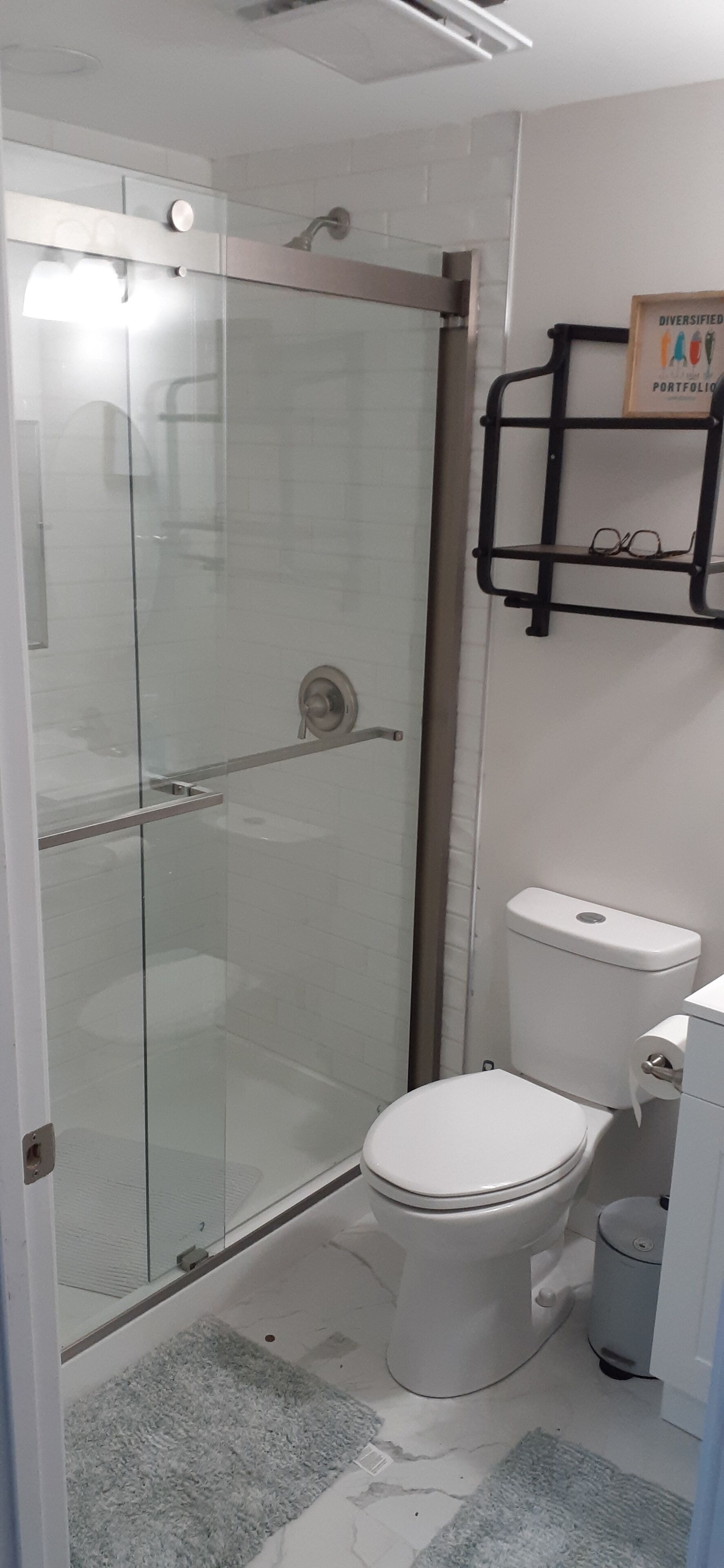 Dusj, hårføner, håndklær og såpe