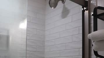 Ducha, secador de pelo, toallas, jabón