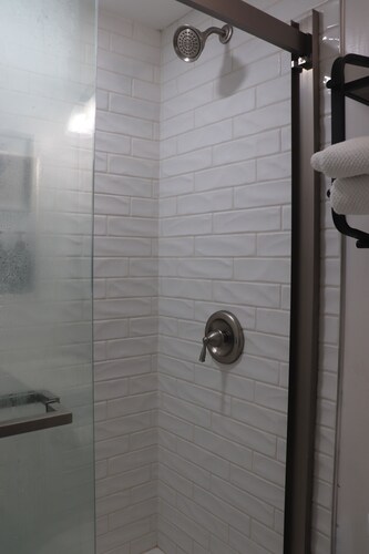 Lower Level Loft - Adorable Studio Apt. Near BWI