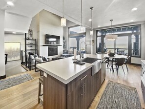 Interior - Modern Vibe at Fairway Springs 4202. Private Hottub, Beautiful Views (Park City)