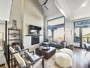 Smart TV, fireplace - Modern Vibe at Fairway Springs 4202. Private Hottub, Beautiful Views (Park City)