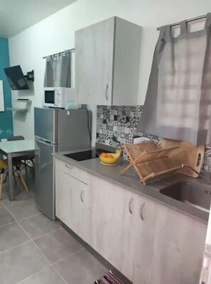 Réfrigérateur, micro-ondes, four, plaque de cuisson