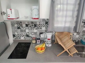 Fridge, microwave, oven, stovetop - Beautiful studio near the marina (#2) (Les Abymes)