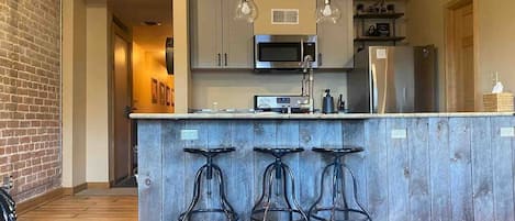 Réfrigérateur, micro-ondes, four, plaque de cuisson