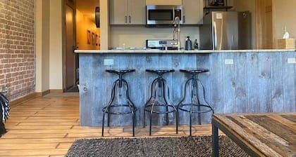 Loft on (F) St! 2 blocks to river! *No pet fee