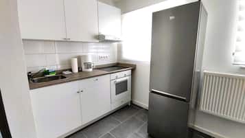 Kühlschrank, Ofen, Herdplatte, Wasserkocher mit Kaffee-/Teezubehör