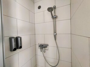 Ducha, secador de pelo, toallas y papel higiénico