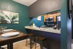 Business Apartment Unit 3 | Cocina privada | Cafetera de espresso, cafetera y tetera y tetera eléctrica