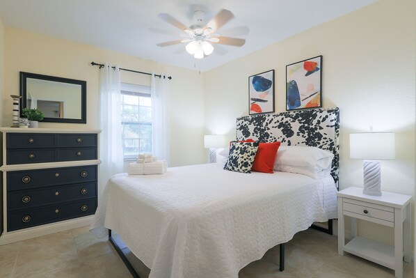 Business Apartment Unit 6 | 2 chambres, décor unique, ameublement unique, bureau