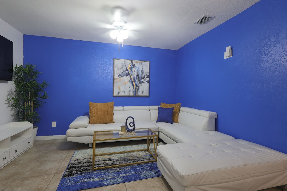 Business Apartment Unit 5 | Área de sala de estar | Smart TV de 40 pulgadas con canales por cable y televisión