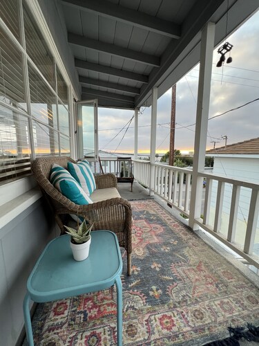 Ocean View 2 Bedroom 1 Bath Sunny clean Apartment