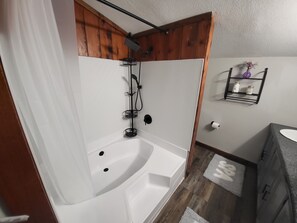 Combined shower/tub, towels, soap, shampoo