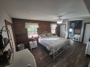 4 bedrooms, desk, iron/ironing board, free WiFi