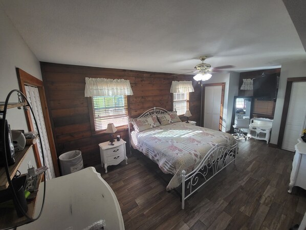 4 makuuhuonetta, työpöytä, silitysrauta/-lauta, ilmainen Wi-Fi