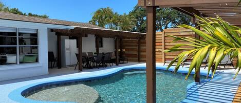 Una piscina al aire libre, una piscina climatizada