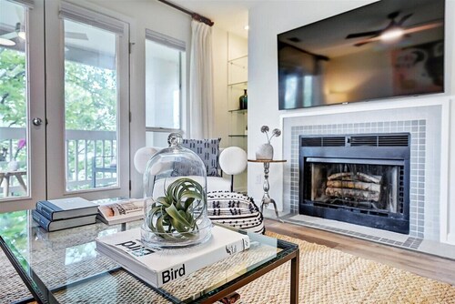 Stylish Uptown condo in Historic 4th Ward!