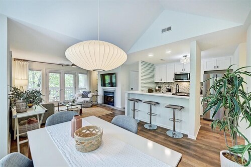 Stylish Uptown condo in Historic 4th Ward!