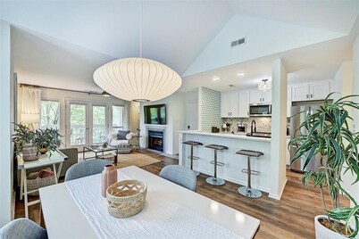 Stylish Uptown condo in Historic 4th Ward!