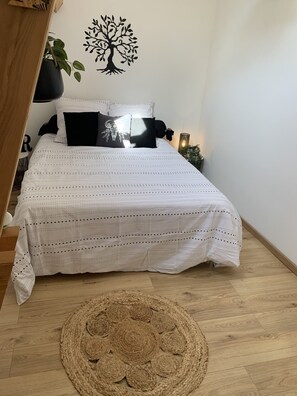 3 habitaciones, tabla de planchar con plancha y cuna de viaje 