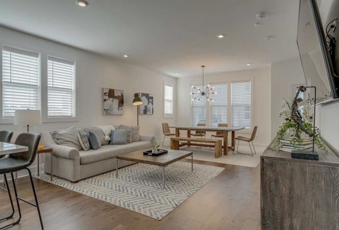 Älytelevisio, pöytätennispöytä, kirjoja