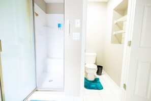 Ensemble douche/baignoire, sèche-cheveux, serviettes fournies, savon