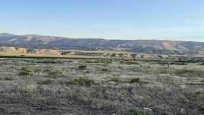 A vast, open landscape with rolling hills and sparse vegetation. - New home sleeps 10, open floor plan & amazing view (Manila)
