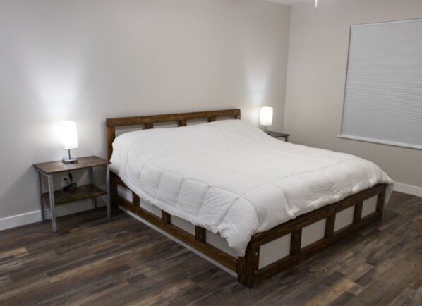 4 bedrooms, desk, travel cot, WiFi