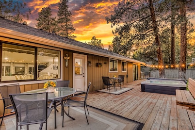 House + Bonus Room, HOT TUB, Huge Yard, Dogs OK
