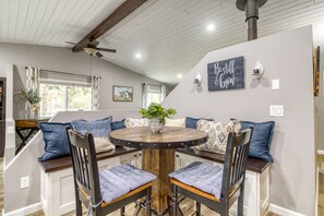 Dining - House + Bonus Room, HOT TUB, Huge Yard, Dogs OK (Sisters)