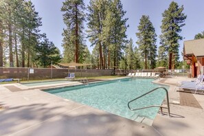 Pool - House + Bonus Room, HOT TUB, Huge Yard, Dogs OK (Sisters)