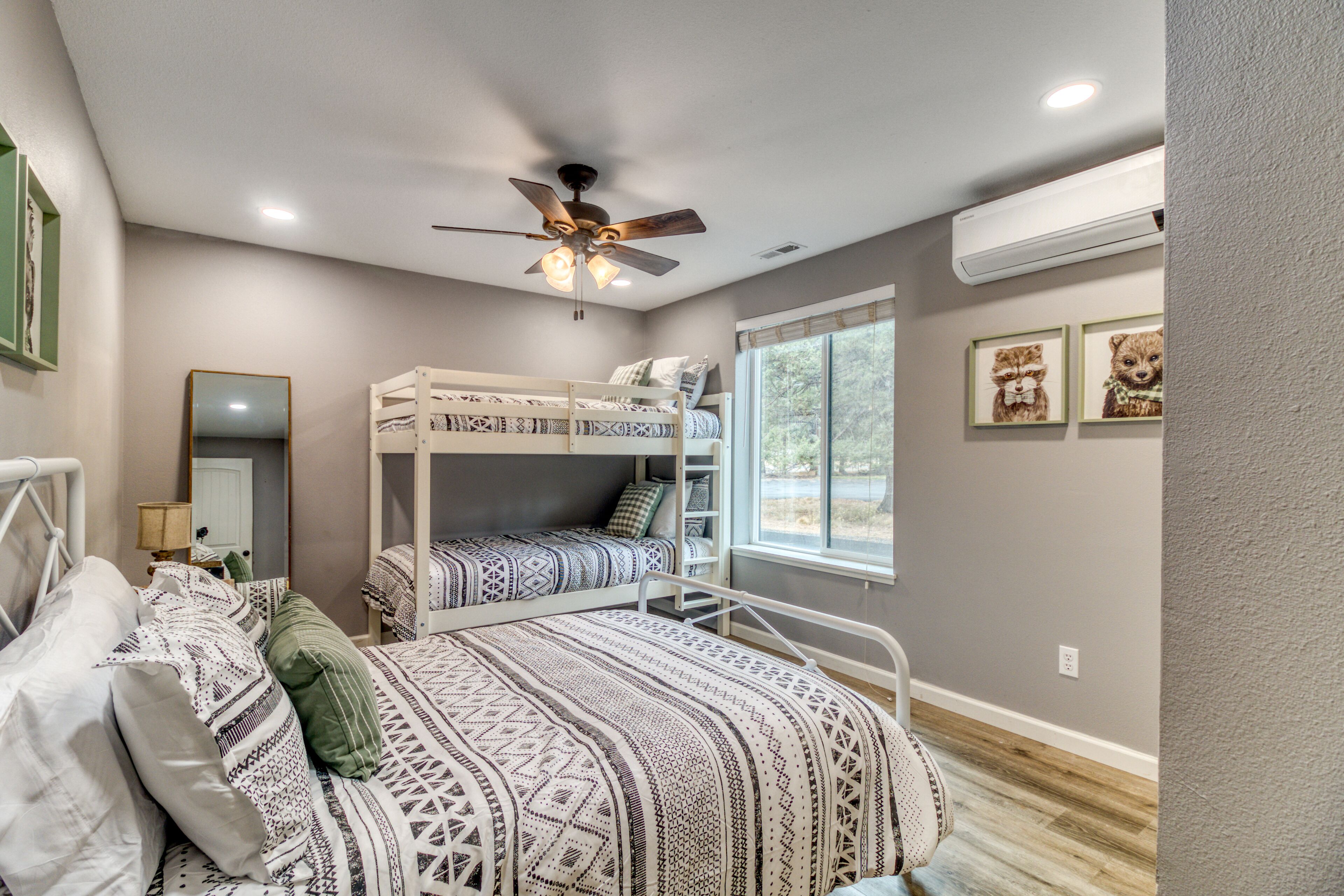 4 bedrooms, iron/ironing board, free WiFi, bed sheets