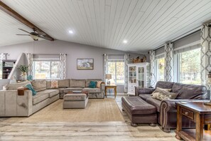 Smart TV - House + Bonus Room, HOT TUB, Huge Yard, Dogs OK (Sisters)