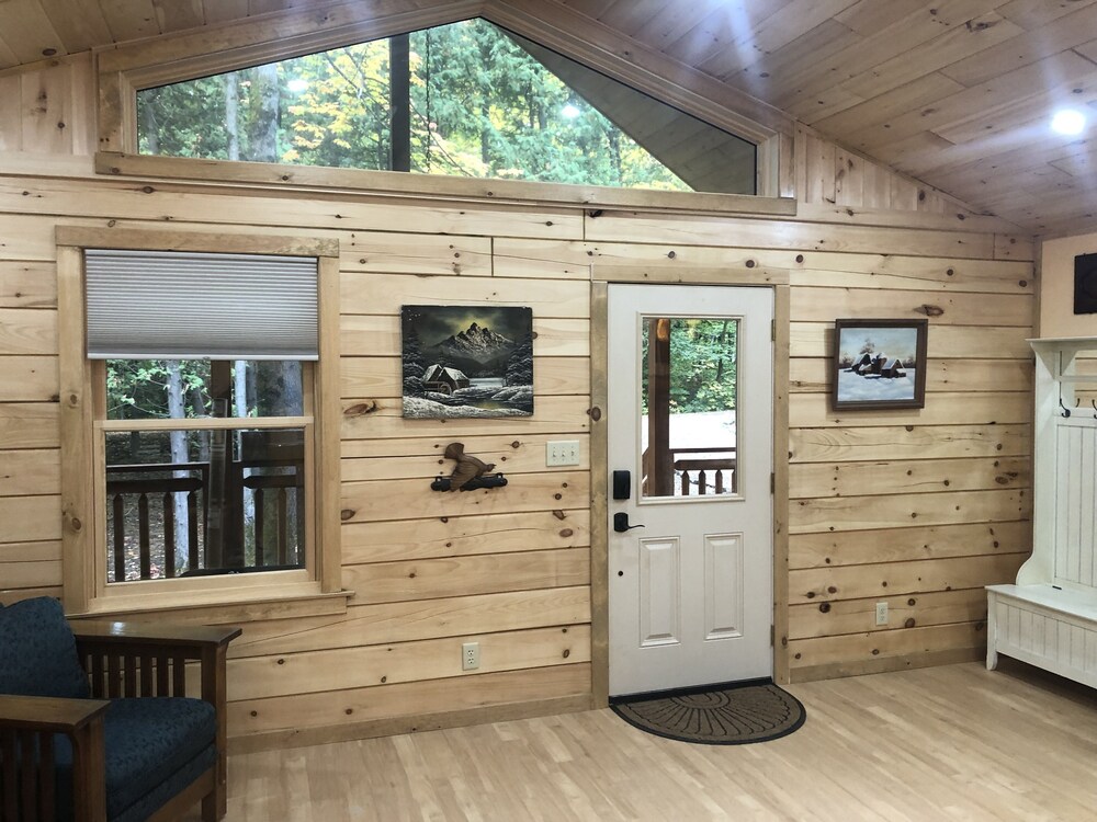 3bd 3ba Log Home w/Sauna, Screened Porch, and Fire Pit
