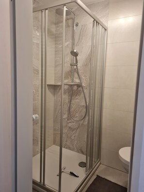 Shower, towels, soap, toilet paper - Vacation apartment in the center of Berchtesgaden (Berchtesgaden)