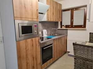 Kühlschrank, Mikrowelle, Ofen, Herdplatte