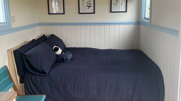 1 bedroom, bed sheets