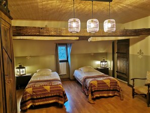 6 makuuhuonetta, vauvan matkasänky, ilmainen Wi-Fi, vuodevaatteet