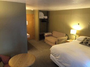 1 dormitorio, tabla de planchar con plancha, wifi gratis y ropa de cama