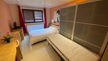 1 chambre, bureau, fer et planche à repasser, lit parapluie