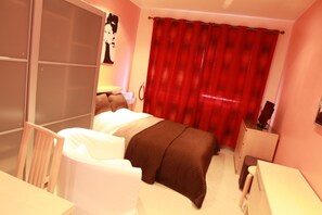 1 chambre, bureau, fer et planche à repasser, lit parapluie