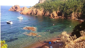Plage à proximité, chaises longues