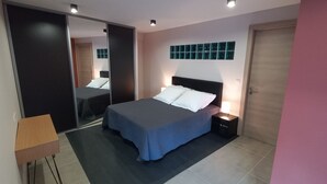 A bedroom with a bed, bedside table, and a mirror. - T3 apartement adjoining a luxury villa, 6 people, 70m2 (La Roquette-sur-Siagne)